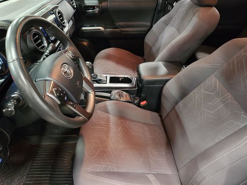 Used 2018 Toyota Tacoma TRD Sport w/ Technology Package image 31