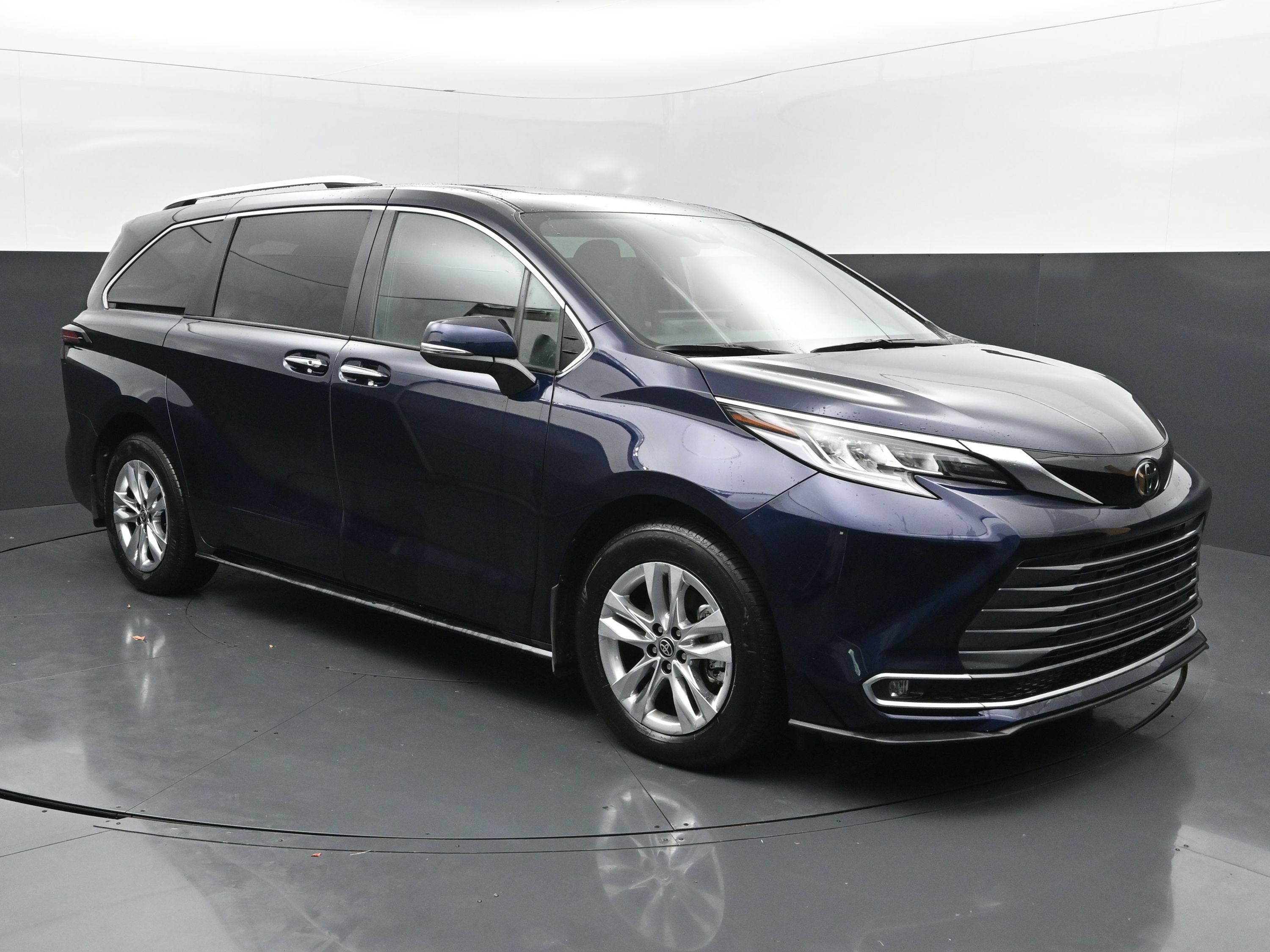 Used 2026 Toyota Sienna Limited FWD image 7