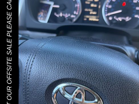 Used 2017 Toyota Highlander LE image 11