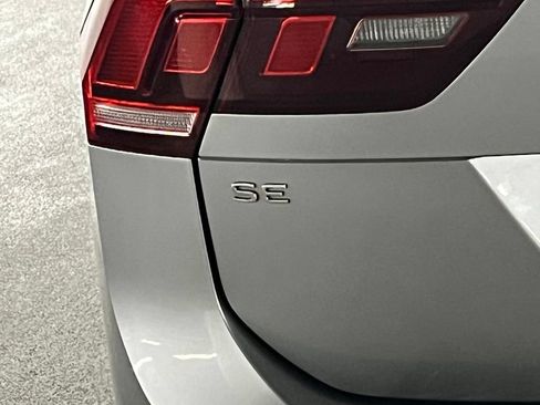 Certified 2022 Volkswagen Tiguan SE R-Line FWD image 35