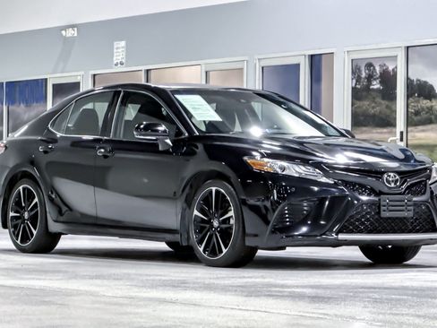 Used 2018 Toyota Camry XSE FWD image 7