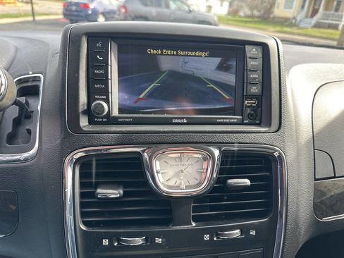 Used 2016 Chrysler Town & Country Touring w/ Driver Convenience Group image 22