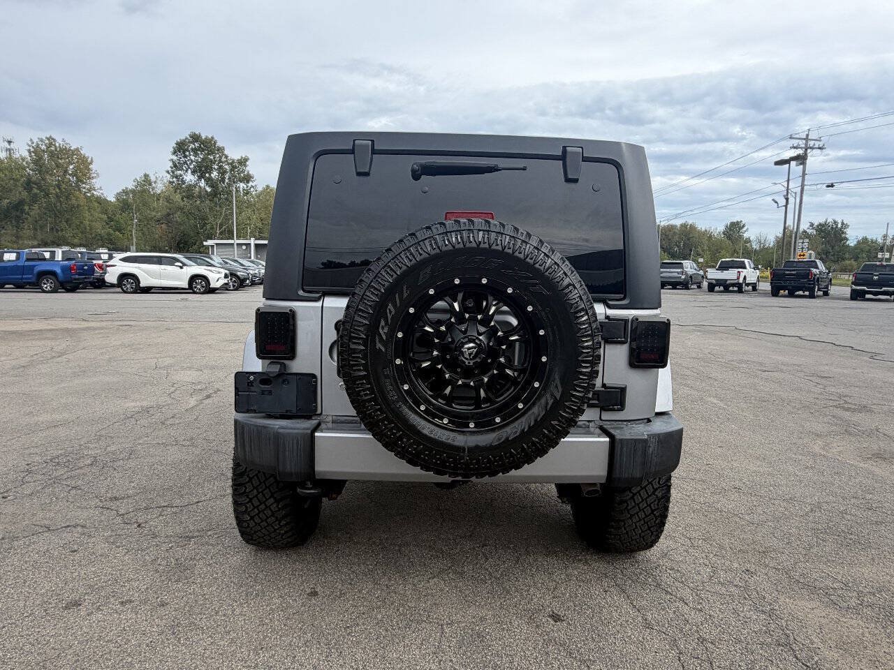Used 2017 Jeep Wrangler Unlimited Sahara AWD/4WD image 5