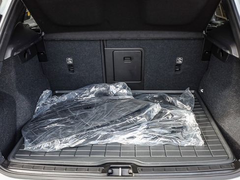 New 2025 Volvo XC40 B5 Core w/ Climate Package image 26