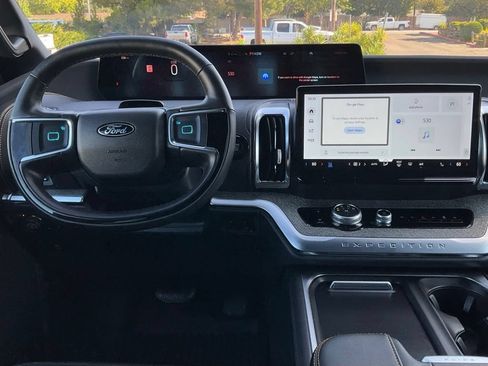 Used 2025 Ford Expedition Tremor AWD/4WD image 34