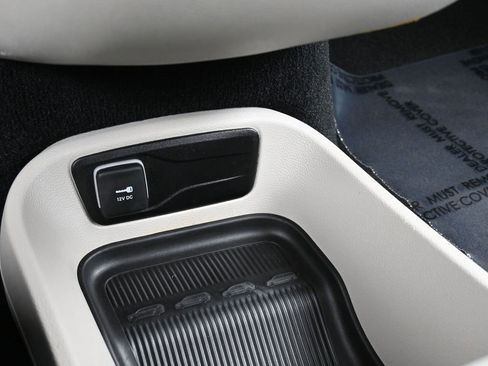 Used 2023 Chrysler Pacifica Touring-L image 28