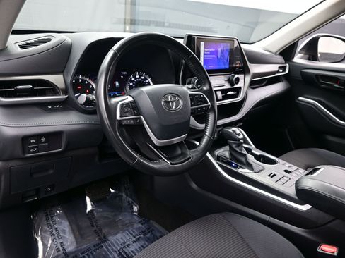 Used 2024 Toyota Highlander LE AWD/4WD image 12