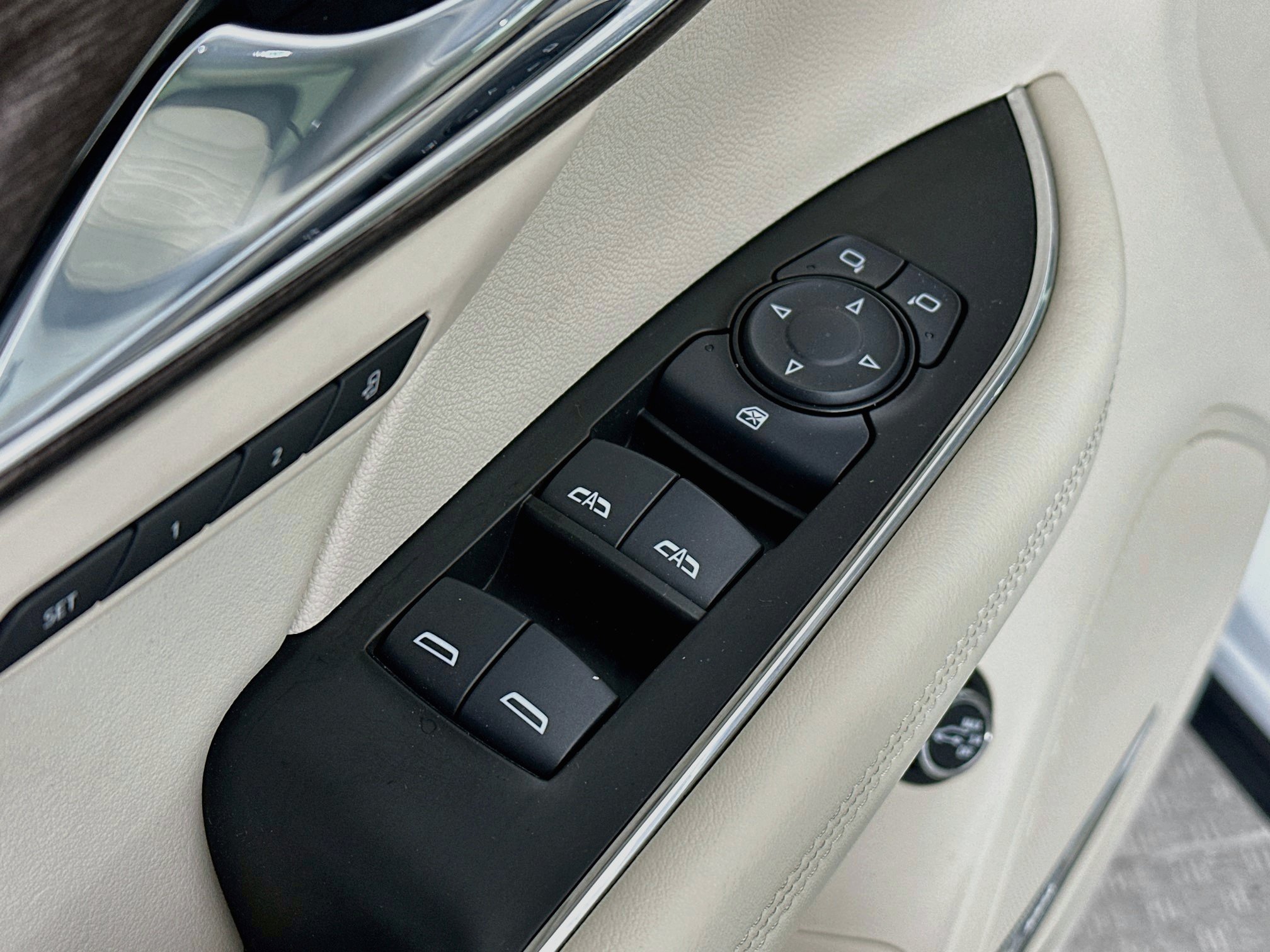 Used 2022 Buick Envision Avenir w/ Technology Package II FWD image 18