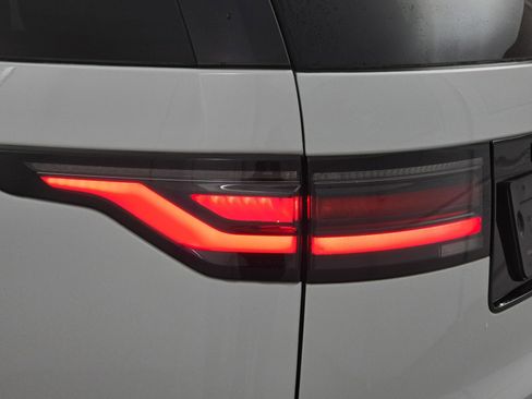 Used 2022 Land Rover Discovery S R-Dynamic image 35