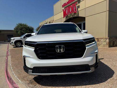 Used 2025 Honda Pilot Touring image 3