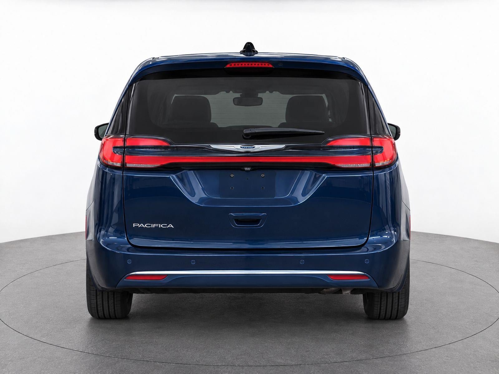 Used 2024 Chrysler Pacifica Touring-L FWD image 3