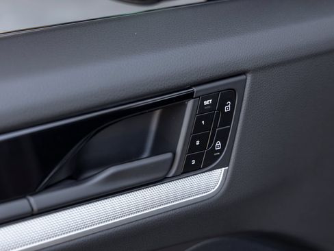 Certified 2025 Porsche Cayenne AWD/4WD image 22