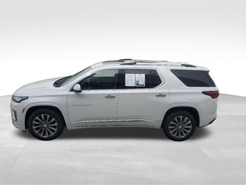 Used 2023 Chevrolet Traverse Premier FWD image 2