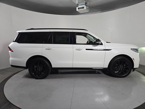 Used 2026 Lincoln Navigator Reserve AWD/4WD image 3