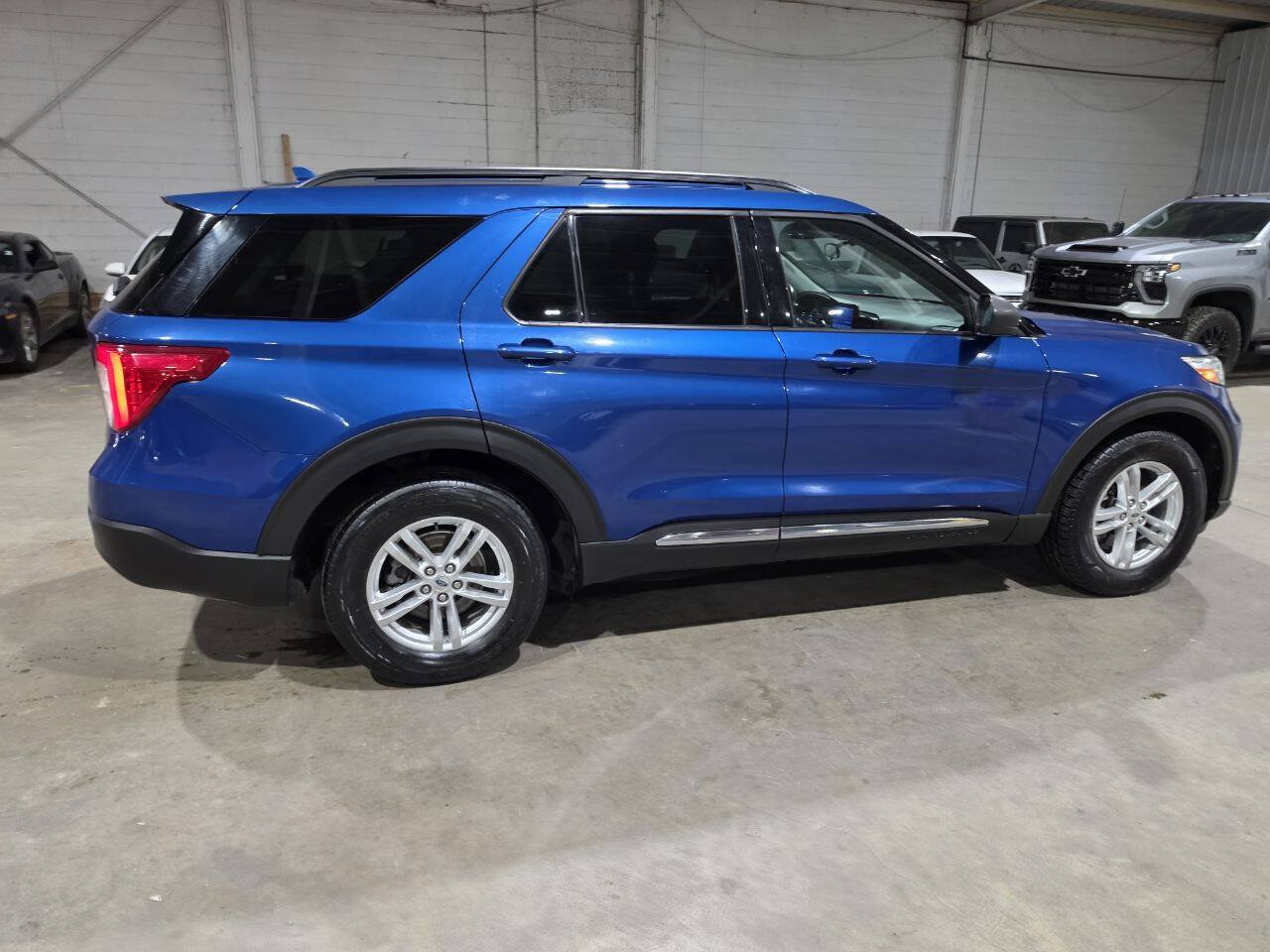 Used 2020 Ford Explorer XLT w/ Equipment Group 202A AWD/4WD image 13