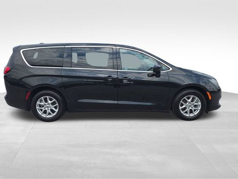 Used 2023 Chrysler Voyager LX FWD image 7