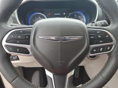 Used 2024 Chrysler Pacifica Touring-L FWD image 12