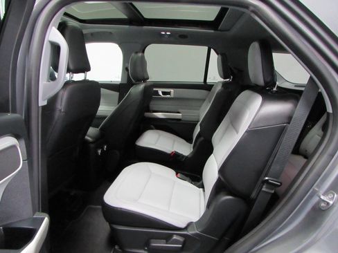 Used 2021 Ford Explorer XLT w/ Equipment Group 202A AWD/4WD image 15