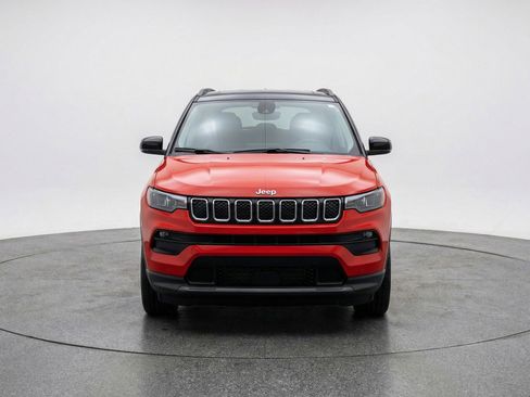 Used 2025 Jeep Compass Limited AWD/4WD image 2
