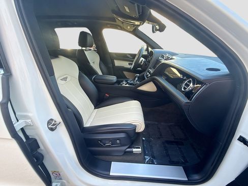 Used 2023 Bentley Bentayga AWD/4WD image 29