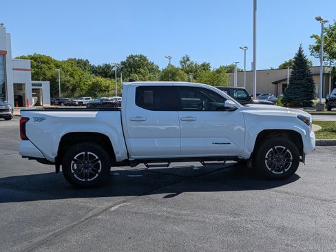 Used 2024 Toyota Tacoma TRD Sport AWD/4WD image 10