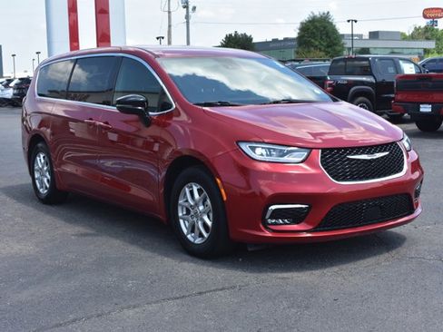 Used 2025 Chrysler Pacifica Select FWD image 3