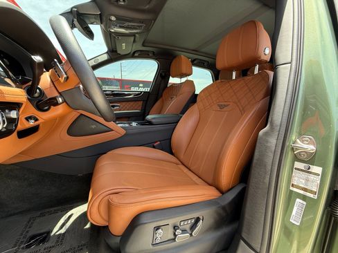 Used 2022 Bentley Bentayga AWD/4WD image 22