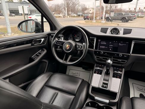 Used 2022 Porsche Macan Base image 34