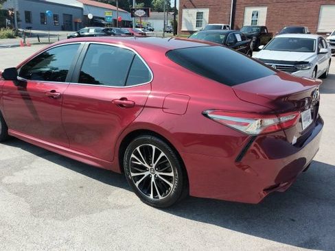 Used 2018 Toyota Camry SE w/ Moonroof Package FWD image 3