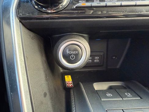 Used 2024 Toyota Venza LE image 11