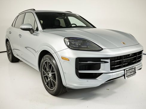 Certified 2025 Porsche Cayenne image 9