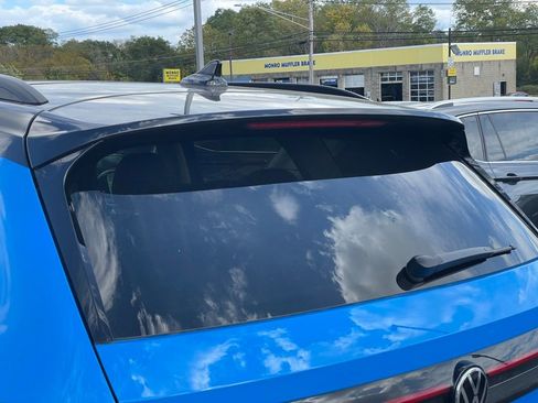 Certified 2025 Volkswagen Taos SE image 21