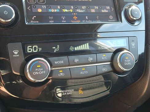 Used 2018 Nissan Rogue SV image 15