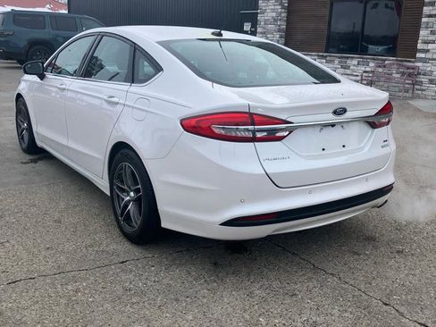 Used 2017 Ford Fusion SE w/ Fusion SE Technology Package image 2