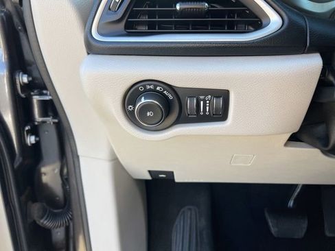 Used 2020 Chrysler Pacifica Touring-L image 17