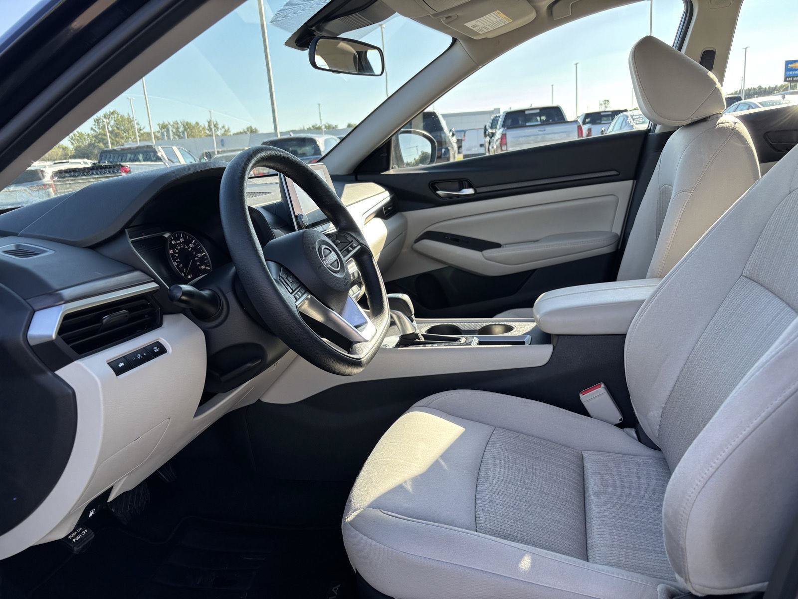Used 2025 Nissan Altima 2.5 SV FWD image 14