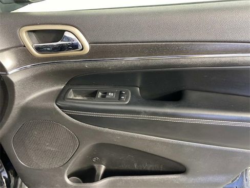 Used 2017 Jeep Grand Cherokee Limited w/ Luxury Group II image 23