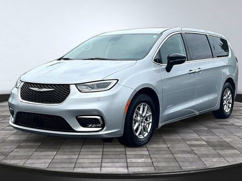 Used 2024 Chrysler Pacifica Touring-L FWD image 1