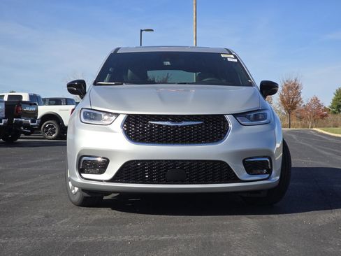 New 2026 Chrysler Pacifica Limited image 12