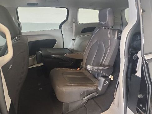 Used 2023 Chrysler Voyager LX FWD image 11