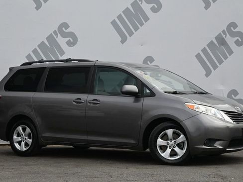 Used 2017 Toyota Sienna LE FWD image 3