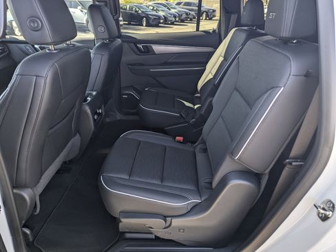 Used 2025 Buick Enclave Sport Touring w/ Power Package FWD image 9
