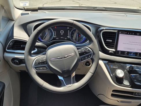 Used 2023 Chrysler Pacifica Touring-L FWD image 13