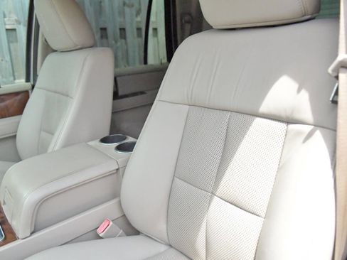 Used 2014 Lincoln Navigator 2WD image 24