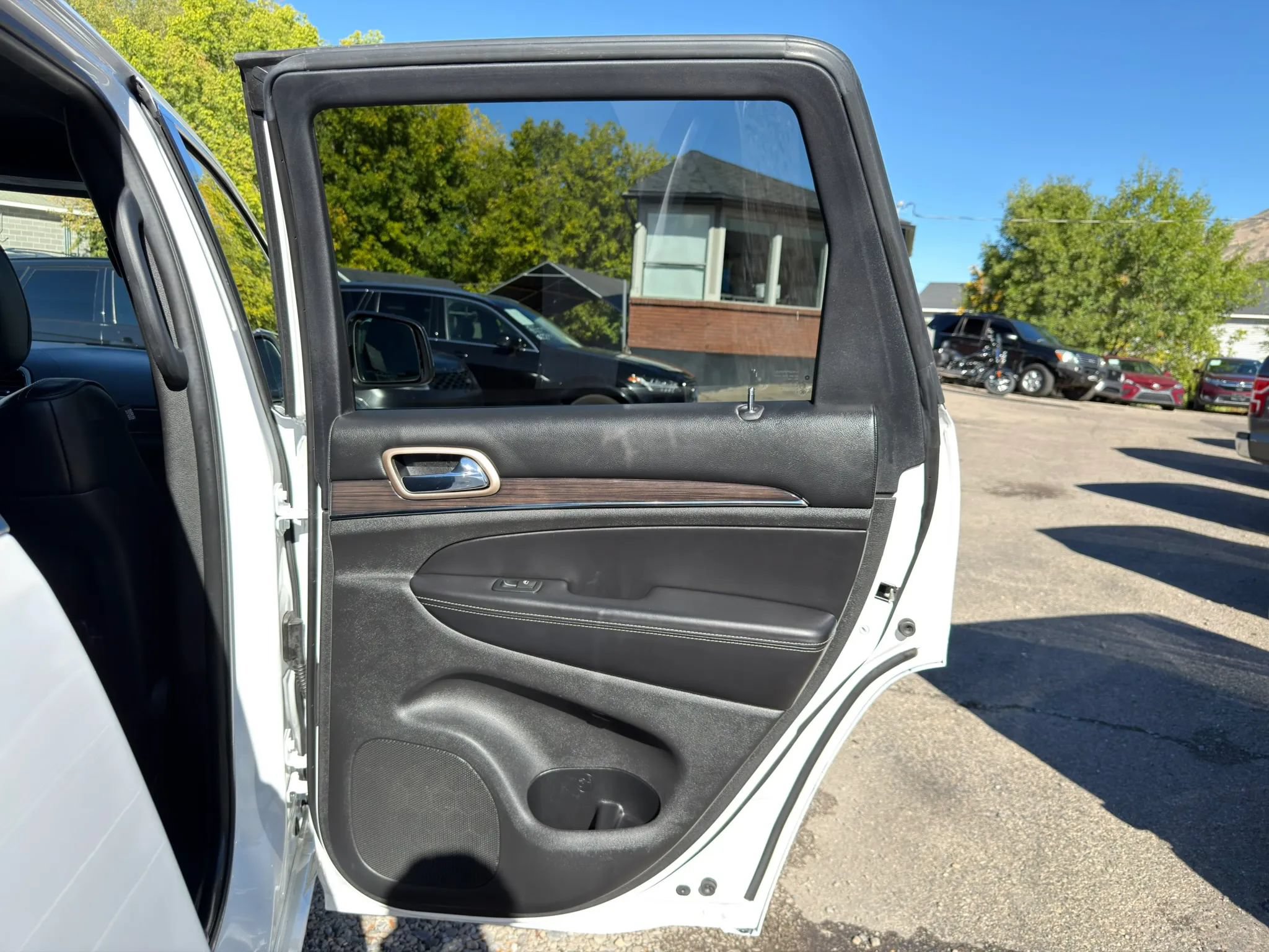 Used 2017 Jeep Grand Cherokee Overland AWD/4WD image 15