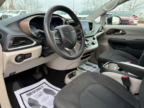 Used 2017 Chrysler Pacifica Touring Plus image 9