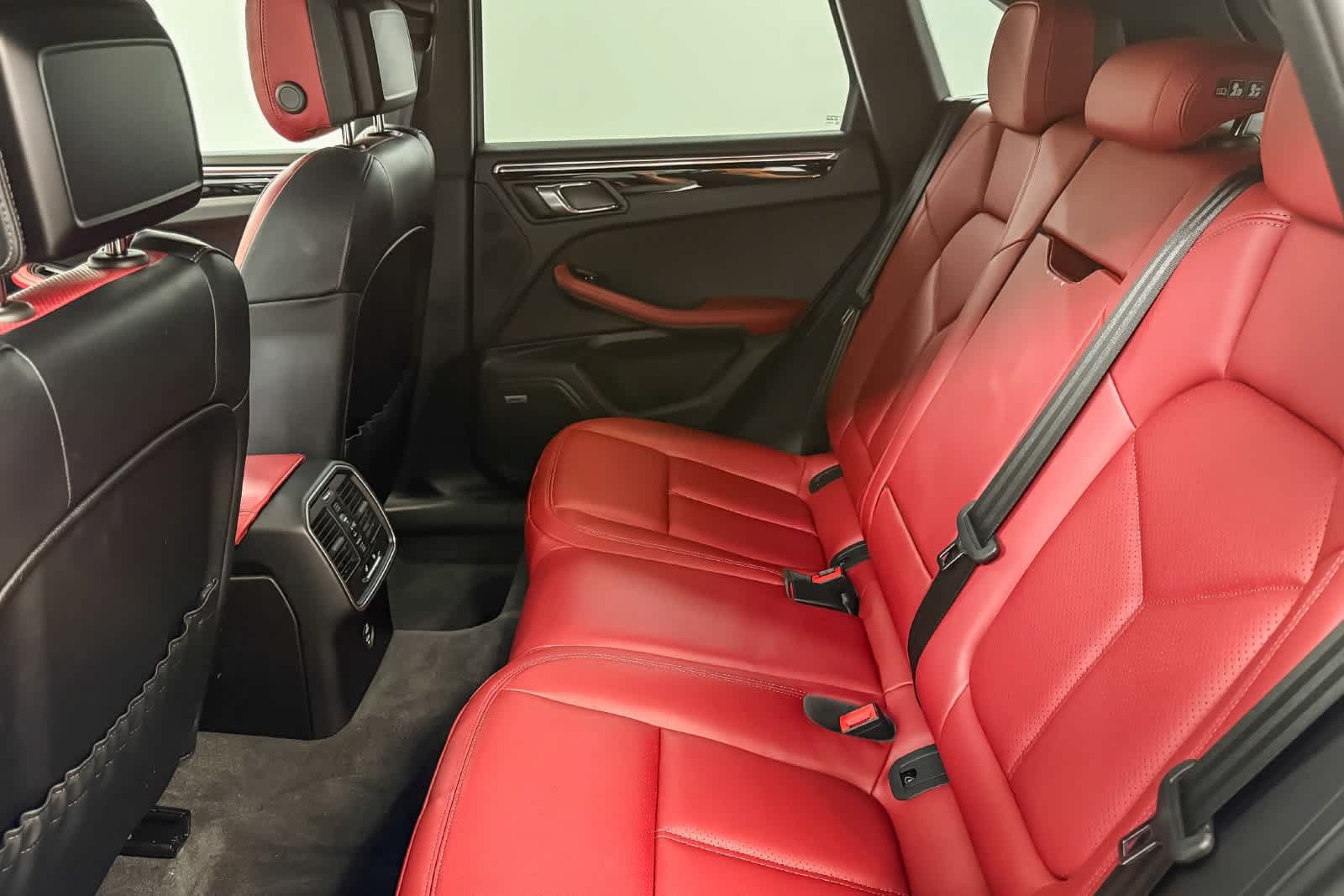 Certified 2024 Porsche Macan AWD/4WD image 22
