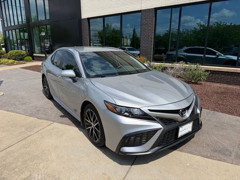 Used 2024 Toyota Camry SE image 1