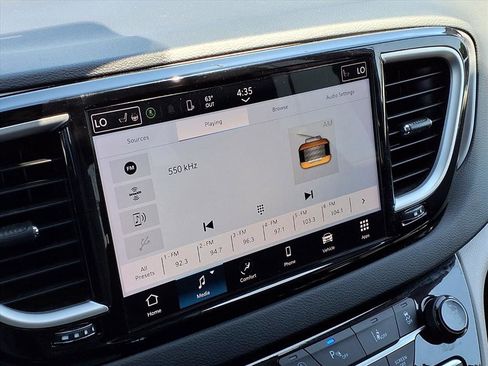 Used 2023 Chrysler Pacifica Touring-L FWD image 5