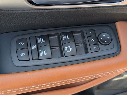 New 2026 Chrysler Pacifica Pinnacle image 11